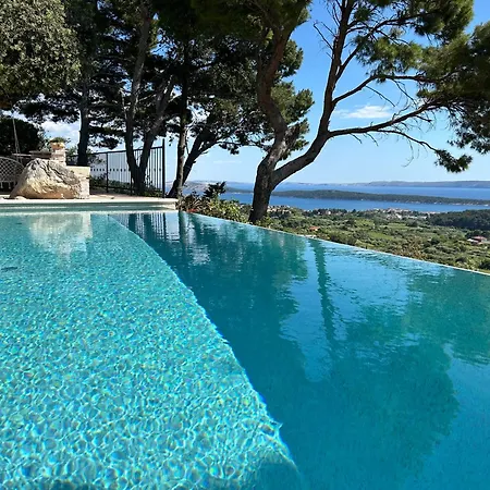 Gæstehus House Pantovcak, Secluded Stone House With Heated Pool And Unique View *