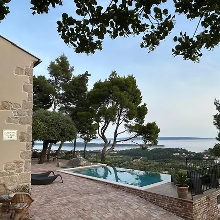 House Pantovcak, Secluded Stone House With Heated Pool And Unique View 4* 라브