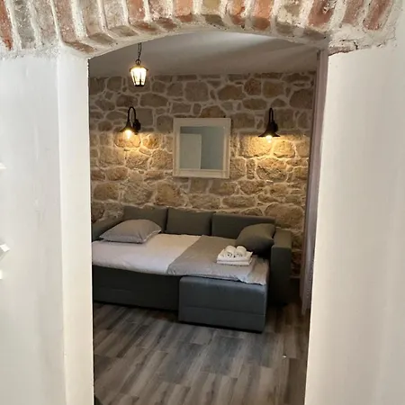 Gæstehus House Pantovcak, Secluded Stone House With Heated Pool And Unique View