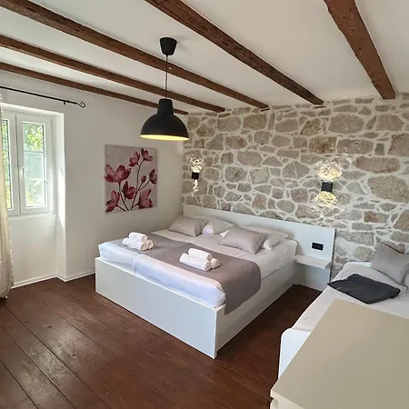 House Pantovcak, Secluded Stone House With Heated Pool And Unique View Gæstehus