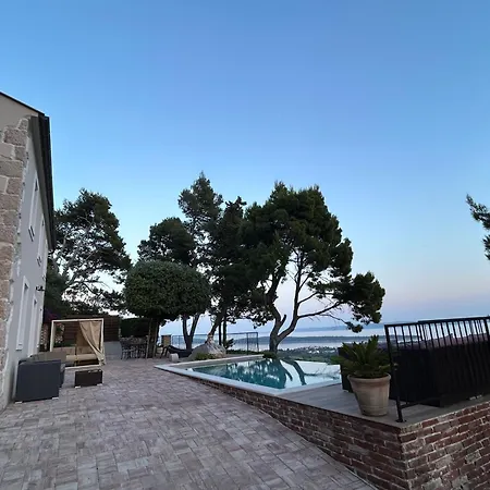 게스트하우스 House Pantovcak, Secluded Stone House With Heated Pool And Unique View