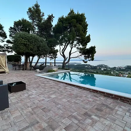 게스트하우스 House Pantovcak, Secluded Stone House With Heated Pool And Unique View