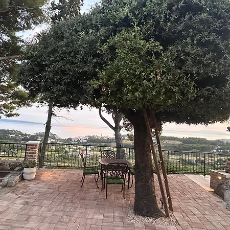 House Pantovcak, Secluded Stone House With Heated Pool And Unique View 4* 라브
