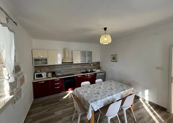 House Pantovcak, Secluded Stone House With Heated Pool And Unique View Gasthof 4*