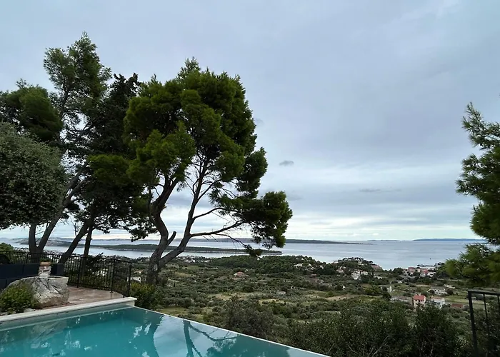 House Pantovcak, Secluded Stone House With Heated Pool And Unique View 4*