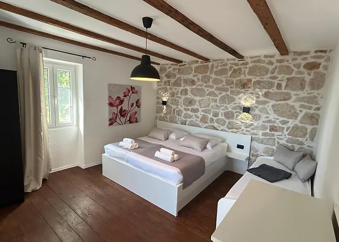 House Pantovcak, Secluded Stone House With Heated Pool And Unique View Vendégház