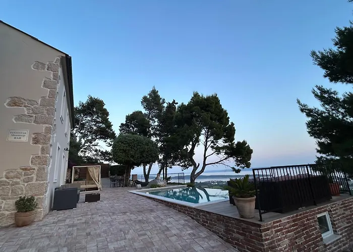 Vendégház House Pantovcak, Secluded Stone House With Heated Pool And Unique View