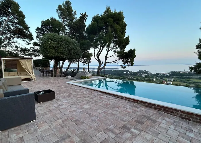 Vendégház House Pantovcak, Secluded Stone House With Heated Pool And Unique View