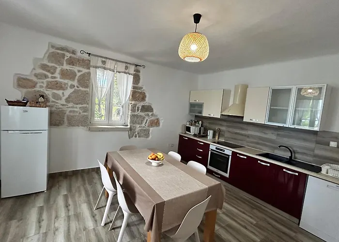 Vendégház House Pantovcak, Secluded Stone House With Heated Pool And Unique View
