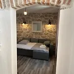Gæstehus House Pantovcak, Secluded Stone House With Heated Pool And Unique View