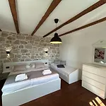 Gæstehus House Pantovcak, Secluded Stone House With Heated Pool And Unique View 4*