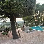 House Pantovcak, Secluded Stone House With Heated Pool And Unique View Gasthuis