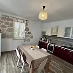 Gæstehus House Pantovcak, Secluded Stone House With Heated Pool And Unique View