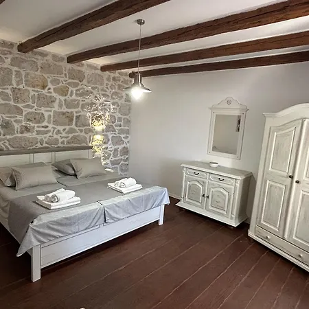 House Pantovcak, Secluded Stone House With Heated Pool And Unique View *