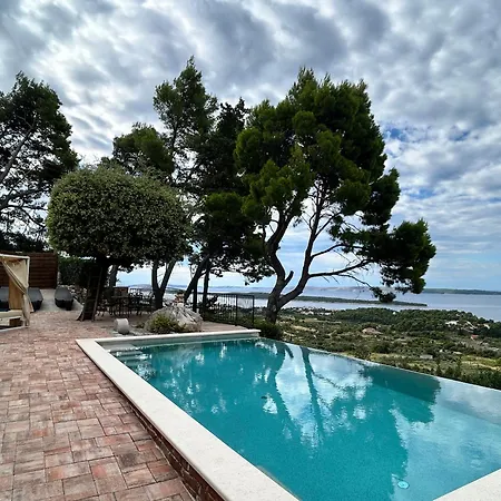 House Pantovcak, Secluded Stone House Without Other Guests,with Heated Pool And Unique View Konukevi 4*