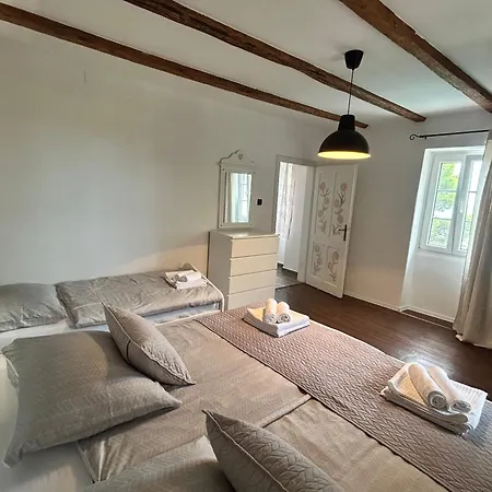 House Pantovcak, Secluded Stone House Without Other Guests,with Heated Pool And Unique View
