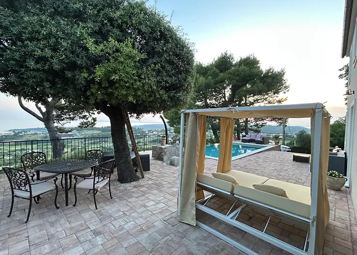 Guest house House Pantovcak, Secluded Stone House With Heated Pool And Unique View 4*